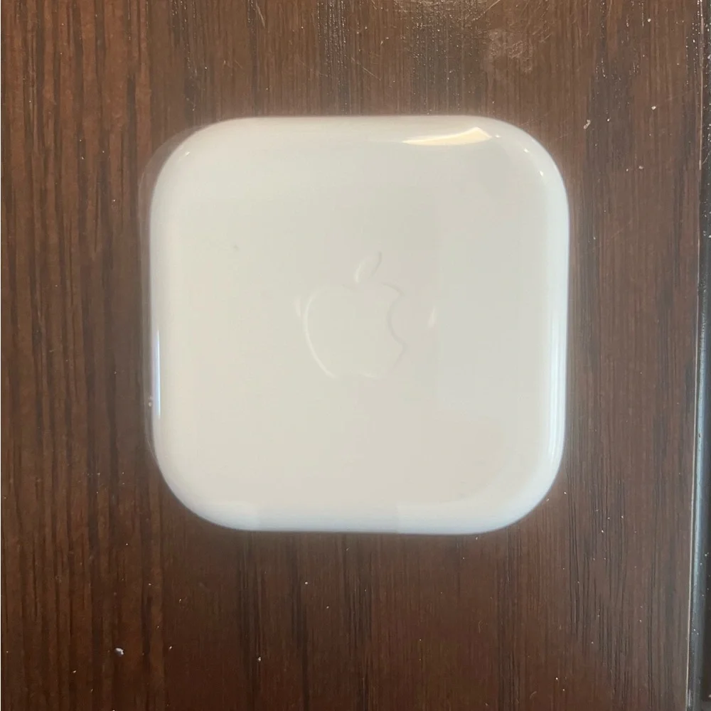Apple White Earbud Headphones with Wire Plug in Case